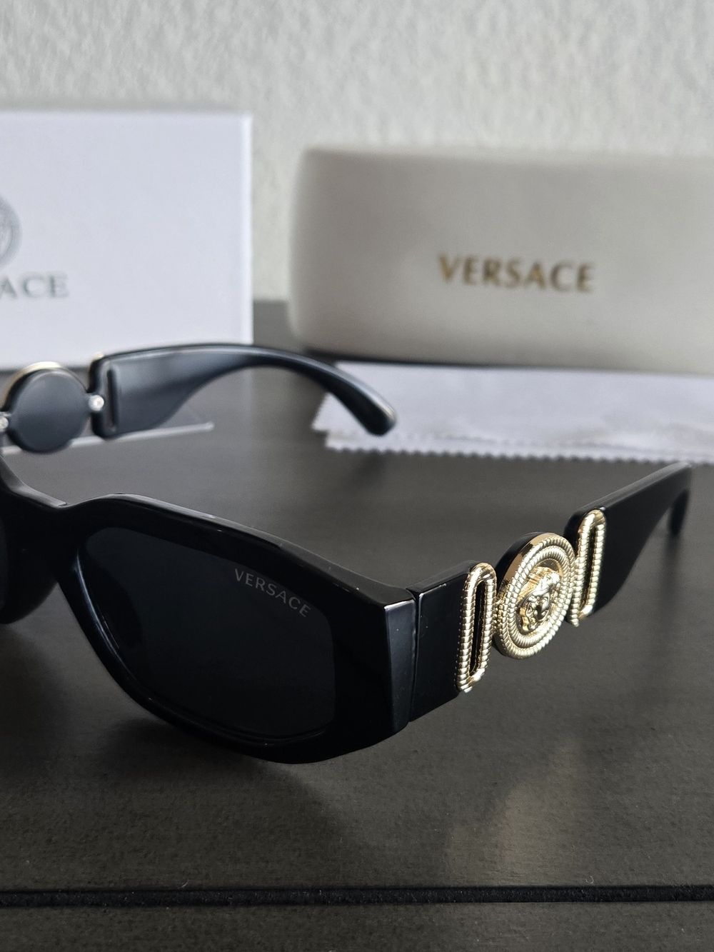Versace - Picture 3 of 3
